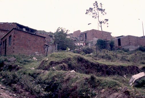 Viviendas en zona pendiente, barrio Aures
PEVAL 1988
Palabras clave: BARRIOS PIRATAS