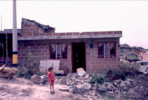 Aspecto de vivienda con losa en barrio Aures de Medellin
PEVAL 1988
Palabras clave: AURES BARRIOS PIRATAS
