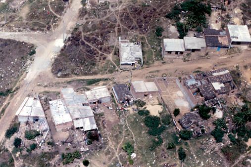 Panoramica del loteo y proceso de autoconstruccion del barrio Aures
PEVAL 1988
Palabras clave: BARRIOS PIRATAS MEDELLIN