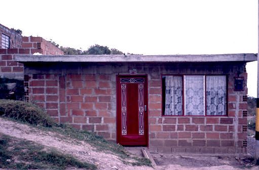 Fachada de vivienda del barrio Aures
PEVAL 1988
Palabras clave: AURES