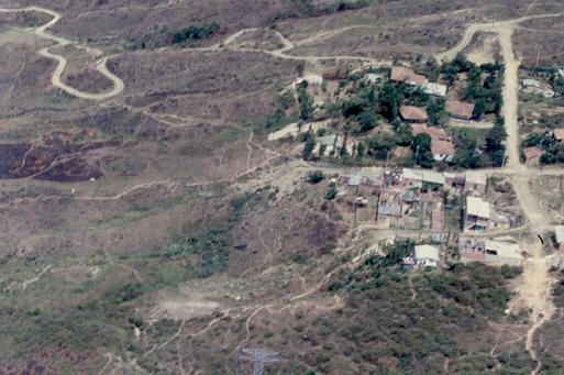 Panoramica del proceso de urbanizacion del Barrio Aures con detalles de vias de acceso
PEVAL 1988
Palabras clave: AURES BARRIOS PIRATAS MEDELLIN