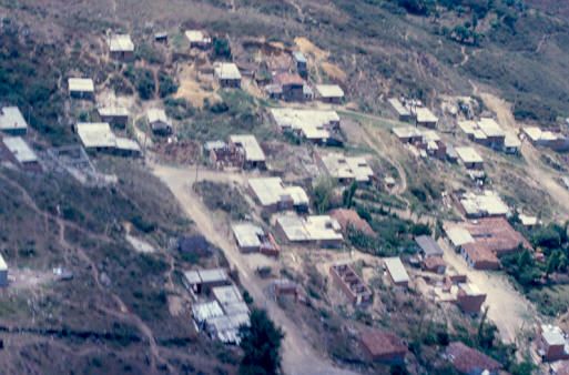 Vista aerea del loteo y proceso de urbanizacion del barrio Aures 
PEVAL 1988
Palabras clave: AURES BARRIOS PIRATAS MEDELLIN