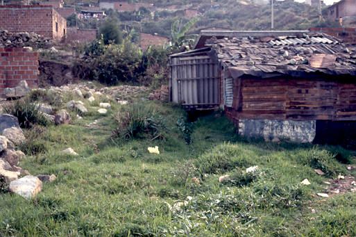 Vivienda subnormal, barrio Aures 
PEVAL 1988
Palabras clave: BARRIOS PIRATAS