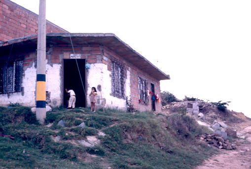 Fachada y acceso, barrio Aures
PEVAL 1988
Palabras clave: AURES