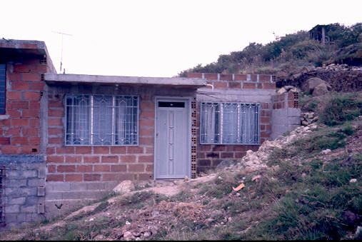 Vivienda popular en el barrio Aures de Medellin
PEVAL 1988
Palabras clave: AURES