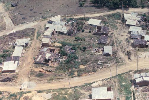Panorámica proceso de construcción del barrio Aures
PEVAL 1988
Palabras clave: AURES BARRIOS PIRATAS MEDELLIN