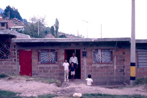 Fachada, barrio Aures
PEVAL 1988
Palabras clave: AURES