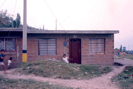 Fachada, barrio Aures
PEVAL 1988
Palabras clave: AURES