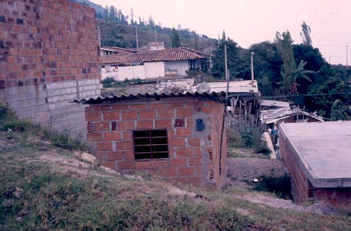 Fachada posterior, barrio Aures
PEVAL 1988
Palabras clave: AURES