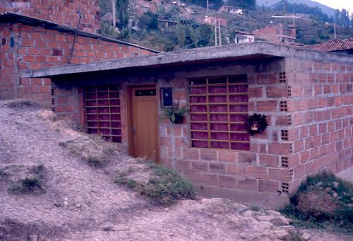 Vivienda popular en el barrio Aures de Medellin
PEVAL 1988
Palabras clave: AURES
