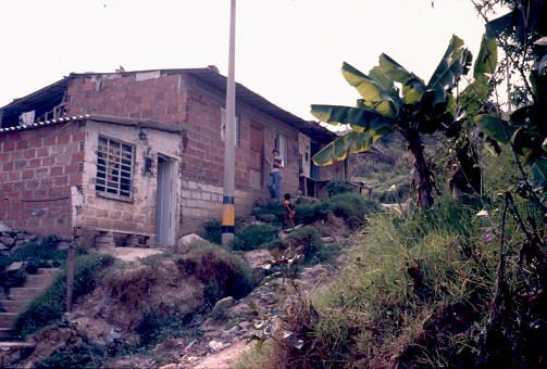Accesos, barrio Aures
PEVAL 1988
Palabras clave: BARRIOS PIRATAS