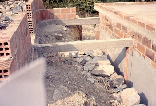 Autoconstruccion de vivienda en el barrio Aures 
PEVAL 1988
Palabras clave: AURES BARRIOS PIRATAS MEDELLIN AUTOCONSTRUCCION