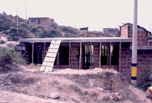 Detalle de construccion de vivienda en el barrio Aures 
PEVAL 1988
Palabras clave: AURES AUTOCONSTRUCCION