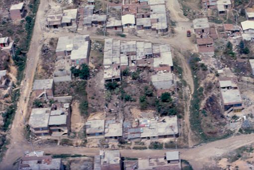 Vista aerea de manzana tipica del barrio Aures en proceso de construccion
PEVAL 1988
Palabras clave: BARRIOS PIRATAS