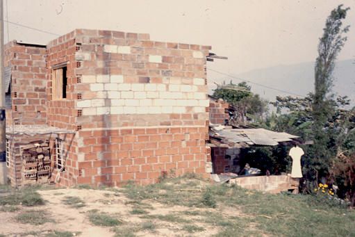 Vivienda en altura, barrio Aures 
PEVAL 1988
Palabras clave: AURES