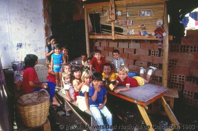 Niños al interior de vivienda precaria en el Barrio Kennedy de Medellin
Peval, 1983
Palabras clave: LOTES CON SERVICIOS KENNEDY