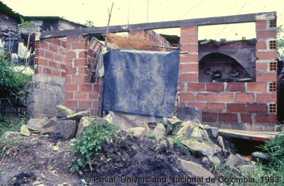 Vivienda en proceso de construccion en el Barrio Kennedy de Medellin
Peval, 1983
Palabras clave: LOTES CON SERVICIOS KENNEDY