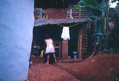 Vivienda de tipología rural en bahareque en Cali
CEHAP
Gilma Mosquera 1983
Palabras clave: VIVIENDA BAHAREQUE