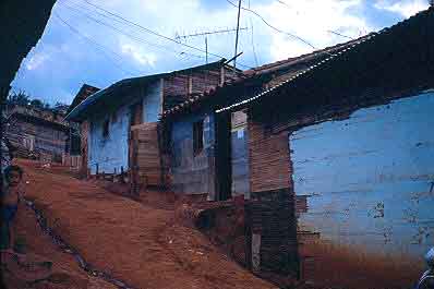 Viviendas de bahareque ubicadas en zona pendiente del barrio 3 de Mayo de Cali
CEHAP PEVAL
Gilma Mosquera 1983
Palabras clave: VIVIENDA
