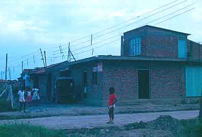 Vivienda definitiva de dos pisos, Barrio Comuneros
CEHAP
Gilma Mosquera 1983
Palabras clave: AUTOCONSTRUCCION
