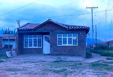 Fachada de vivienda definitiva con techo, barrio Comuneros
CEHAP
Gilma Mosquera 1983
Palabras clave: VIVIENDA