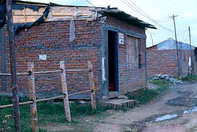 Fachada de vivienda en transicion por reemplazos, barrio Petecuy I
CEHAP
Gilma Mosquera 1983
Palabras clave: VIVIENDA