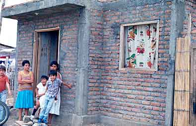 Vivienda en construccion, barrio Petecuy I
CEHAP
Gilma Mosquera 1983
Palabras clave: VIVIENDA