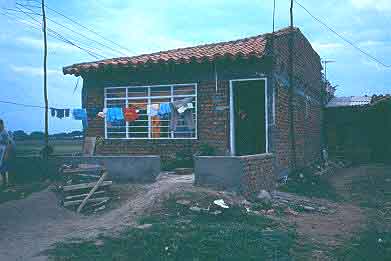 Vivienda definitiva con techo en el barrio Petecuy I, Cali
CEHAP
Gilma Mosquera 1983
Palabras clave: VIVIENDA AUTOCONSTRUCCION