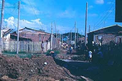 Calle sin pavimentar con remocion de tierra, barrio Julio Rincon
CEHAP
Gilma Mosquera 1983
Palabras clave: BARRIOS