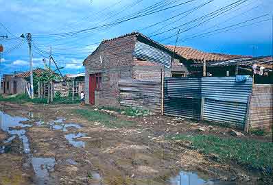 Via de acceso en precarias condiciones, barrio Comuneros I
CEHAP
Gilma Mosquera 1983
Palabras clave: BARRIOS