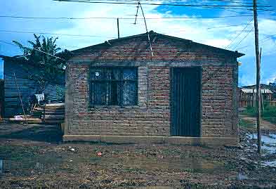Fachanda de vivienda definitiva con techo, barrio Comuneros I
CEHAP
Gilma Mosquera 1983
Palabras clave: VIVIENDA