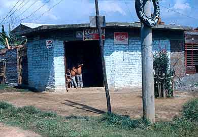 Vivienda definitiva con losa, barrio Comuneros
CEHAP
Gilma Mosquera 1983
Palabras clave: VIVIENDA