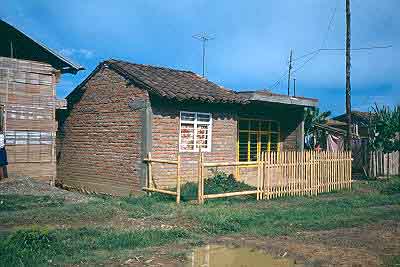 Fachada de vivienda definitiva con techo, barrio Comuneros I
CEHAP
Gilma Mosquera 1983

Palabras clave: VIVIENDA