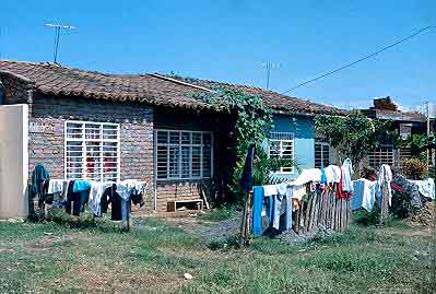 Fachada de vivienda definitiva con techo, barrio Comuneros I
CEHAP
Gilma Mosquera 1983
Palabras clave: BARRIOS