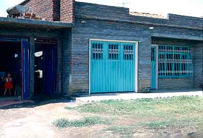 Vivienda definitiva de un piso con losa, barrio Comuneros I
CEHAP
Gilma Mosquera 1983
Palabras clave: VIVIENDA
