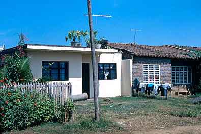 Fachada de vivienda con primer piso terminado, barrio Comuneros I
CEHAP
Gilma Mosquera 1983
Palabras clave: VIVIENDA