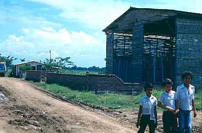 Construccion en esterilla de guadua, barrio Comuneros
CEHAP
Gilma Mosquera 1983
Palabras clave: AUTOCONSTRUCCION