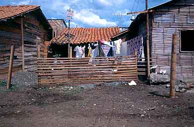 Fachada de vivienda de tipologia rural, barrio Petecuy I
CEHAP
Gilma Mosquera 1983
Palabras clave: VIVIENDA