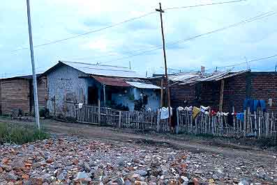 Fachada de viviendas de tipologia rural, barrio Petecuy I 
CEHAP
Gilma Mosquera 1983

Palabras clave: VIVIENDA