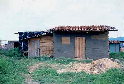 Vivienda de tipología rural, barrio Petecuy I
CEHAP
Gilma Mosquera 1983

Palabras clave: VIVIENDA