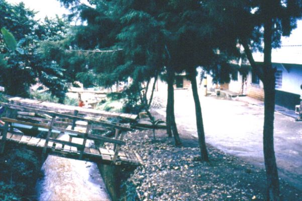 Puente sobre quebrada canalizada, barrio El Playon
CEHAP 
PEVAL 1985
Palabras clave: BARRIOS