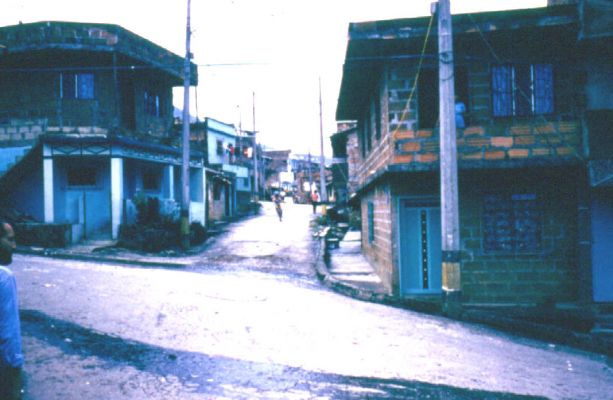 Una de las calles del barrio El Playon
CEHAP
PEVAL 1985
Palabras clave: BARRIOS
