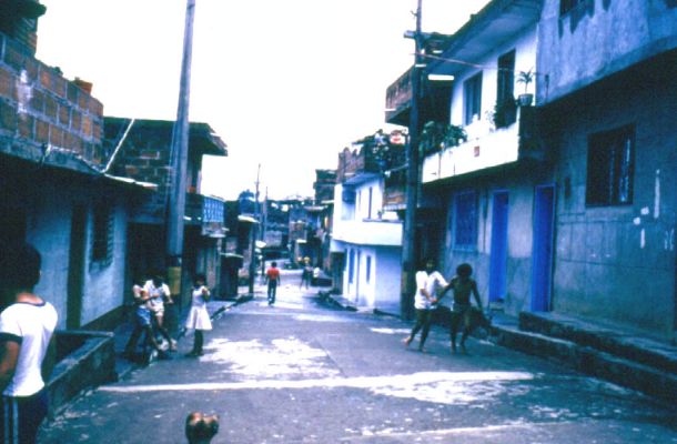 La calle como espacio publico, barrio El Playon
CEHAP
PEVAL, 1985
Palabras clave: BARRIOS