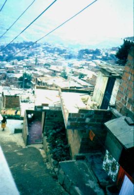 Vista parcial del barrio Popular. El Popular como balcon de Medellin
CEHAP
PEVAL, 1985
Palabras clave: BARRIO POPULAR