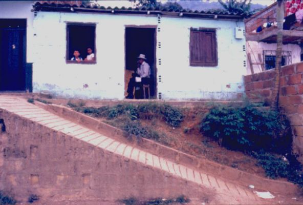 Fachada de vivienda y ruta de acceso
CEHAP
PEVAL 1985
Palabras clave: FACHADA