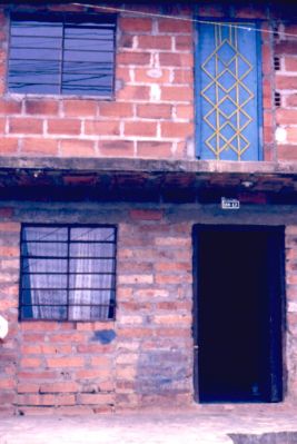Fachada vivienda de dos pisos en bloque
CEHAP
PEVAL, 1985
Palabras clave: FACHADA