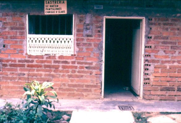 Antejardin y fachada
CEHAP
PEVAL 1985
Palabras clave: FACHADA
