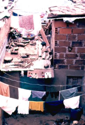 El techo utilizado como terraza, barrio Popular, Medellin
CEHAP
PEVAL 1985
Palabras clave: ESPACIOS DE REPRESENTACION