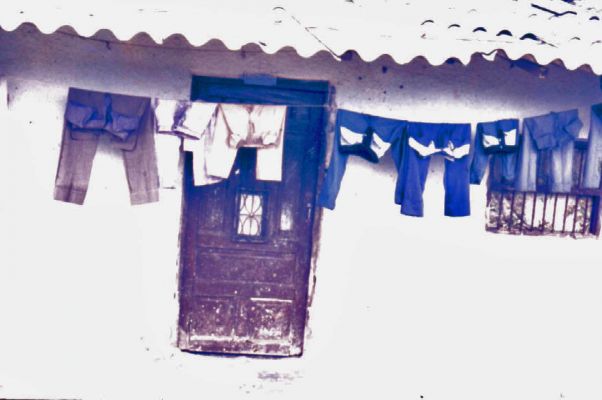  La ropa colgada en la fachada como un acto cultural, barrio Popular
CEHAP
PEVAL 1985
Palabras clave: ESPACIOS DE REPRESENTACION