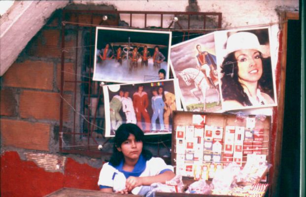 El comercio y la venta callejera, barrio Popular, Medellin
CEHAP
PEVAL 1985
Palabras clave: ESPACIOS COLECTIVOS VIVIENDA Y ECONOMIA